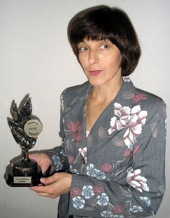 Halina Gorecka kun la statueto de Spegulo (Fotis Aleksej Korzhenkov)