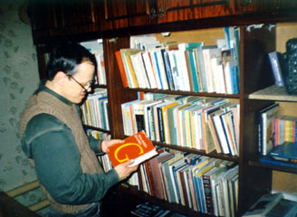 Sergej Bronov en la kluba biblioteko (Fotis A.K.)