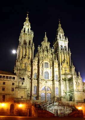 Katedralo de Santiago de Compostela nokte (wikimedia commons)