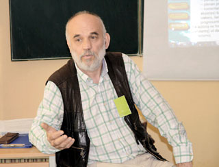 Ryszard Rokicki prelegas pri kunmetitaj vortoj en Arkones (Fotis Andrzej Sochacki(