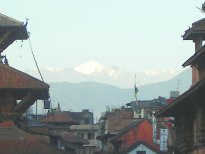 Malproksime videblas la montaro en Patan