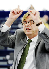 Guy Verhofstadt diras pri EU-estroj: Tro malmulte, tro malfrue